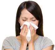 風邪を引いている女性のイメージ画像