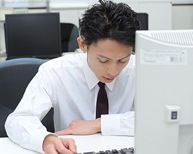 眠くなる男性のイメージ画像