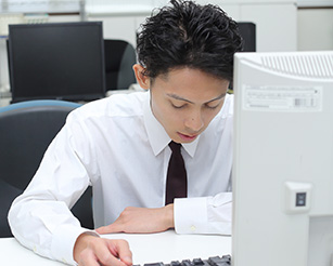 眠くなる男性のイメージ画像